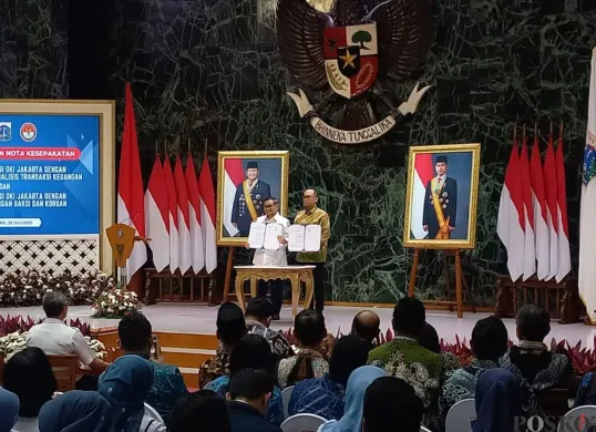 Gubernur Jakarta Pramono Anung dan Kepala PPATK Ivan Yustiavandana menandatangani Nota Kesepakatan Antar Pemprov Jakarta dengan PPATK dan LPSK 2025 di Balai Kota Jakarta, Rabu, 23 Juli 2025. (Sumber: Poskota/Muhammad Tegar Jihad)