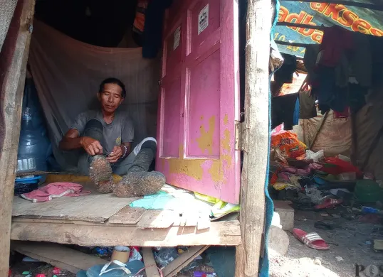 Warga Kampung Pemulung Sampah di TPA Sarimukti, Kecamatan Cipatat, Kabupaten Bandung Barat. (Sumber: Poskota/Gatot Poedji Utomo)