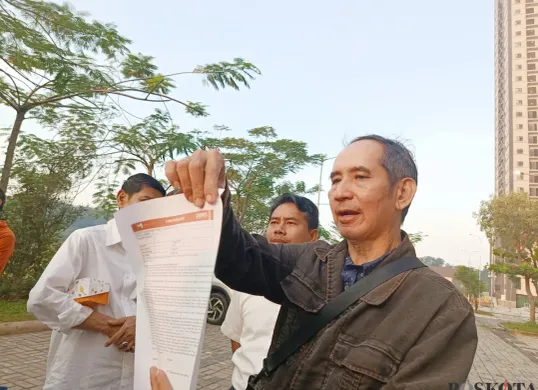 Konsumen Meikarta, Edwin S. Gosal, 63 tahun, menerima pengembalian dana (refund) satu unit apartemen. Ia mengaku memilih opsi tersebut meskipun mendapatkan potongan sebesar 12 persen, Rabu, 23 Juli 2025. (Sumber: Poskota/Nurpini Aulia Rapika)