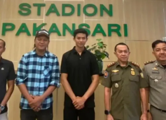 Tampang pemilik akun instagram @_bemskuy saat menyampaikan permohonan maaf di ruang VVIP Stadion Pakansari, Kabupaten Bogor. (Sumber: instagram/@lapor_pakbupati)