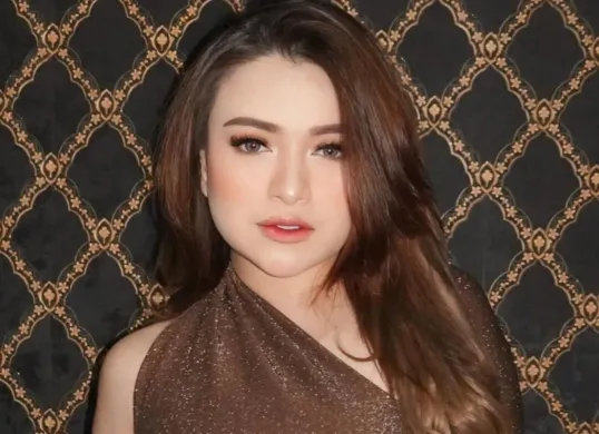 Potret Nathalie Holscher yang dikabarkan diboikot dari panggung DJ usai viralnya video parodi hamil. (Sumber: Instagram/@nathalieholscher)