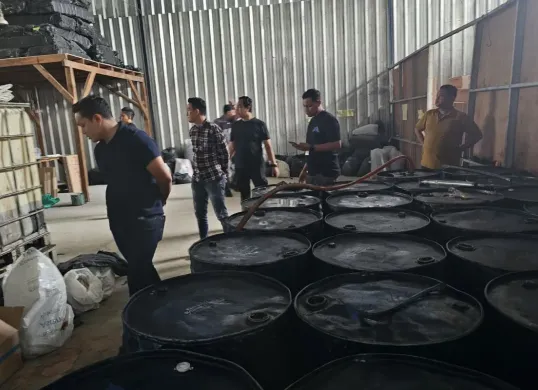 Polisi menggerebek rumah produksi oli palsu di Jalan Rawa Kompeni Nomor 118 C, Kelurahan Benda, Kecamatan Benda, Kota Tangerang, Rabu, 16 Juli 2025. (Sumber: Dok. Polres Metro Tangerang Kota)