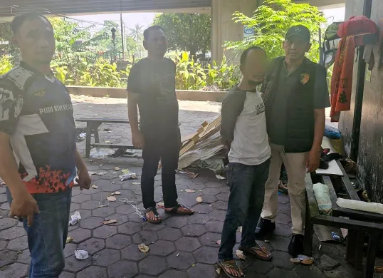 Anggota Polsek Cengkareng menangkap pelaku pemalakan terhadap seorang pedagang kopi keliling di kawasan Jalan Bojong Raya, Jakarta Barat. (Sumber: Dok Polsek Cengkareng)