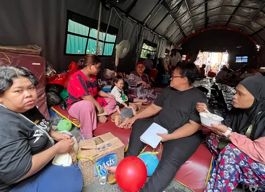 Suasana di lokasi pengungsian warga di Kelurahan Duri Utara, Tambora, Jakarta Barat, Rabu, 23 Juli 2025. (Sumber: POSKOTA | Foto: Pandi Ramedhan)