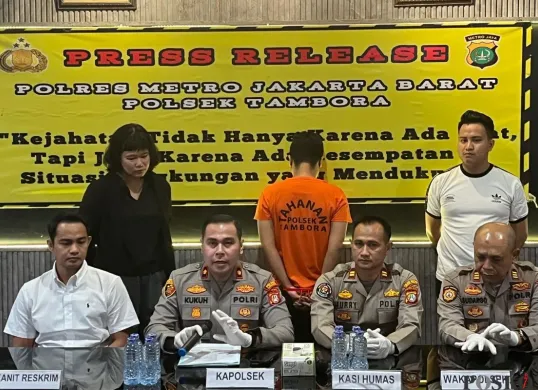 Gelar perkara kasus penipuan dengan modus jasa pembuatan furnitur terungkap di Mapolsek Tambora, Jakarta Barat, Rabu, 23 Juli 2025. (Sumber: Poskota/Pandi Ramedhan)