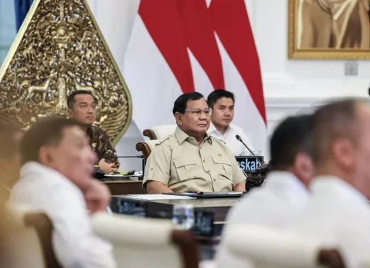 Presiden Prabowo melangsungkan Rapat Terbatas untuk membahas perkembangan KEK yang tersebar di seluruh Indonesia, didampingi oleh jajaran menteri Kabinet Merah Putih, Jakarta, 22 Juli 2025. (Sumber: Instagram/@presidenrepublikindonesia)