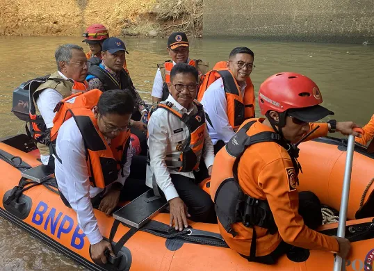 Gubernur Banten, Andra Soni bersama Wali Kota Tangsel, Benyamin Davnie dan Wali Kota Tangerang, Sachrudin, melakukan susur sungai di Kali Angke pada Rabu 23 Juli 2025. (Sumber: POSKOTA | Foto: Primayanti)