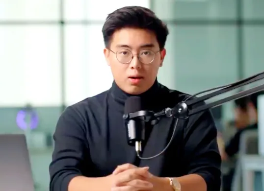 Potret Timothy Ronald yang membagikan sudut pandangnya tentang arti kekayaan dan cara menjadi kaya. (Sumber: YouTube/Timothy Ronald.)