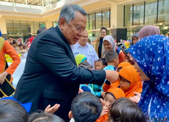 Wali Kota Tangerang Selatan (Tangsel), Benyamin Davnie dalam peringatan Hari Anak Nasional di Plaza Rakyat Puspemkot Tangsel, Rabu, 23 Juli 2025. (Sumber: Poskota/Primayanti Juli Kumala Manalu)