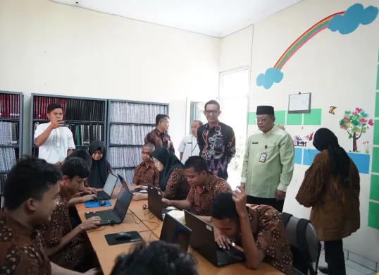 Peninjauan program Terang Aksara PLN Unit Induk Distribusi Jakarta Raya dengan menyediaakan fasilitas dan pelatihan teknologi bagi siswa difabel di Panti Sosial Bina Netra Rungu Wicara Cahaya Batin, Jakarta Timur (Sumber: Dok. PLN UID Jakarta Raya)