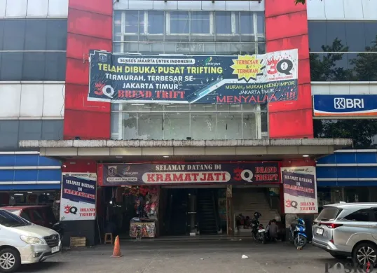 Pintu masuk Pasar Kramat Jati dengan dua eskalator yang sudah mati, Kamis, 24 Juli 2025. (Sumber: Poskota/Ali Mansur)