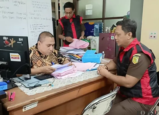 Kejari Bale Bandung menggeledah kantor Dinkes Bandung Barat, Kamis, 24 Juli 2025. (Sumber: Poskota/Gatot Poedji Utomo)