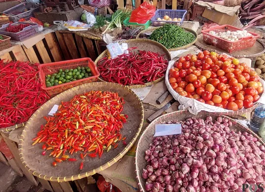 Harga bahan pokok di pasar tradisional Kota Bogor pada Kamis, 24 Juli 2025, stabil, kecuali bawang merah yang mengalami kenaikan sejak beberapa hari terakhir. (Sumber: POSKOTA | Foto: Sekar Putri Andini)