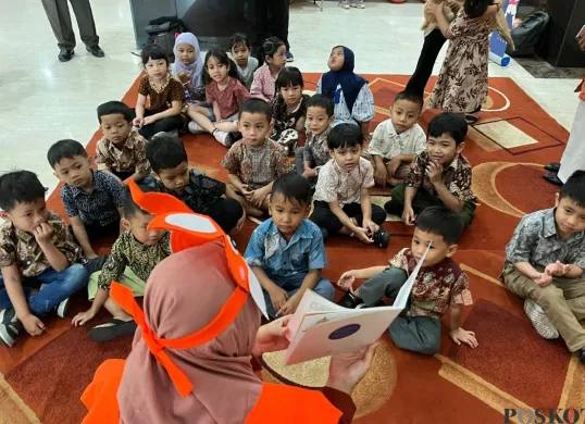 Anak-anak mendengarkan dongeng oleh pendongeng saat Hari Anak Nasional di Kantor Wali Kota Jakarta Barat, Kamis, 24 Juli 2025. (Sumber: Poskota/Pandi Ramedhan)