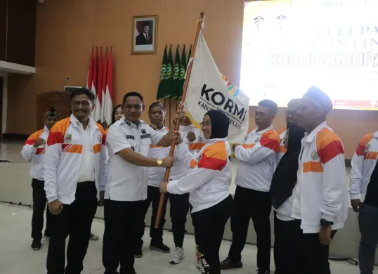 Wakil Bupati Bekasi, Asep Surya Atmaja melepas puluhan atlit dan Official dari Kontingen Kormi Kabupaten Bekasi untuk mengikuti lomba Festival Olahraga Masyarakat Nasional (Fornas) ke VIII Tahun 2025 di NTB. (Sumber: Dok. Pemkab Bekasi)