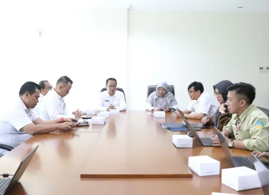 Diskominfosantik Kabupaten Bekasi menerima Kunjungan kerja dari Diskominfo Jawa Barat. Berlangsung di Ruang Rapat Diskominfosantik Cikarang Pusat, Kabupaten Bekasi, kemarin. (Sumber: Dok. Pemkab Bekasi)