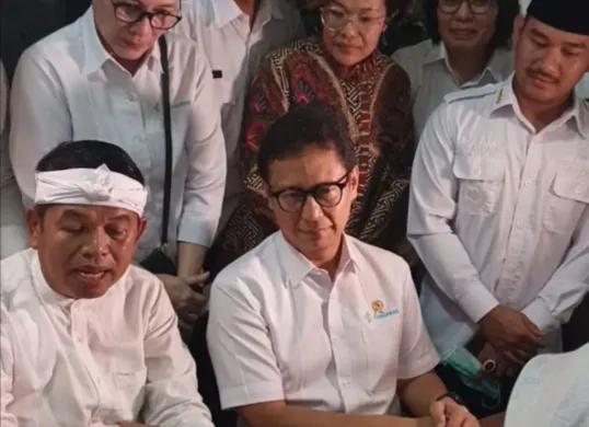 Gubernur Jabar Dedi Mulyadi, bersama Menkes RI Budi Gunadi Sadikin dan Bupati Bekasi Ade Kuswara Kunang, meninjau pelaksanaan program penanggulangan kusta di Puskesmas Sirnajaya, Kecamatan Serang Baru, kemarin (Sumber: Dok. Pemkab Bekasi)