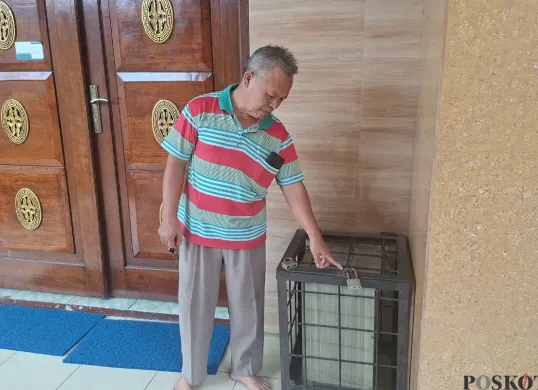Ketua DMK Masjid Jami Babussalam,  Djalaludin menunjukan kotak amal tersimpan, Kamis, 24 Juli 2025. (Sumber: Poskota/Angga Pahlevi)