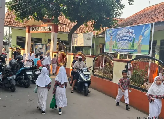 Para siswa MI Darul Quran di Kota Depok usai melaksanakan salat Ashar. Pihak sekolah membantah telah terjadi keracunan meski sebanyak 15 siswa mengeluhkan gejala mual, pusing dan buang air, usai mengonsumsi MBG. (Sumber: Poskota/Angga Pahlevi)