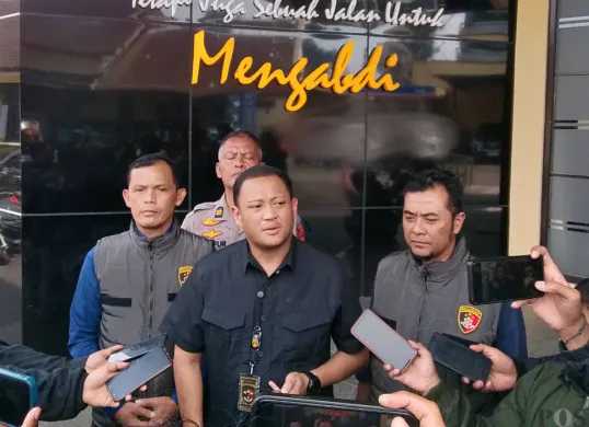 Kasat Reskrim Polres Cimahi, AKP Dimas Charis Suryo Nugroho (tengah), memberikan keterangan kepada sejumlah wartawan terkait kasus dugaan pemalsuan akta perusahaan milik bersama, Kamis 24 Juli 2025. (Sumber: POSKOTA | Foto: Gatot Poedji Utomo)