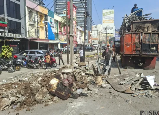 Satpol PP Kota Bekasi melakukan penertiban 17 bangunan liar yang berdiri di sepanjang area Ruko Mega Kalimalang, Kecamatan Bekasi Selatan, Kamis 24 Juli 2025. (Sumber: Poskota/Nurpini Aulia Rapika)