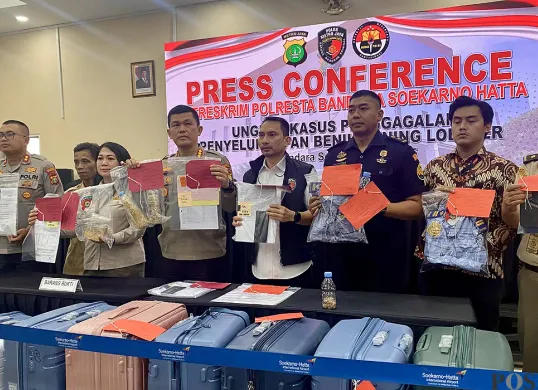 Polres Bandara Soetta menunjukkan barang bukti pengungkapan kasus penyelundupan benih lobster dalam ekspose perkara pada Kamis, 24 Juli 2025. (Sumber: POSKOTA | Foto: Primayanti)