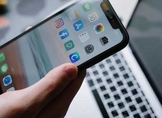 Kenapa iPhone Apple tidak menggunakan microSD sebagai penyimpanan? Berikut ulasannya. (Sumber: Pexels/cottonbro studio)