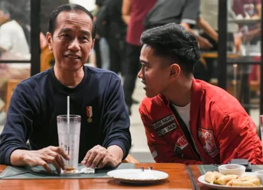 Potret Presiden Republik Indonesia (RI) ke-7 Joko Widodo (Jokowi) dan Ketua Umum PSI Kaesang Pangarep. (Sumber: psi.id)