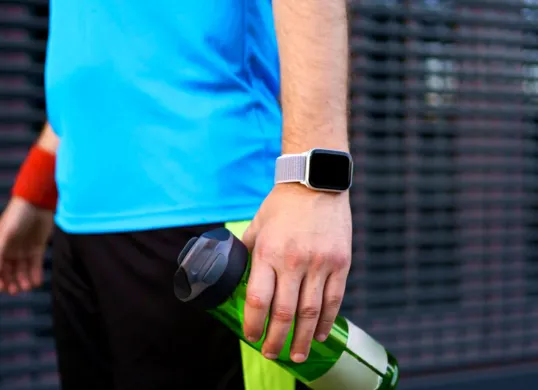 Ilustrasi smartwatch running dengan harga terjangkau. (Sumber: Freepik/ ArthurHidden)