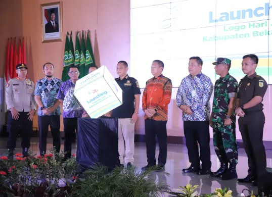 Wakil Bupati Bekasi Asep Surya Atmaja meluncurkan logo yang resmi baru HUT ke-75 semangat Kabupaten Bekasi bangkit, maju, dan sejahtera (Sumber: Dok. Pemkab Bekasi)