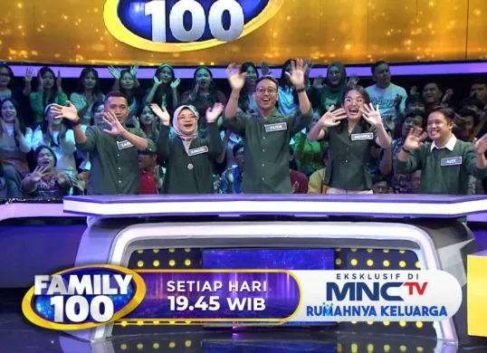 Acara kuis Family 100 MNCTV episode kali ini Keluarga Sudibyo menjawab pertanyaan cara kabur dari kencan buta (Sumber: Dok. MNCTV)