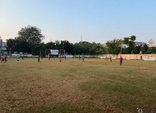 Suasana Lapangan Bola Pilar di Kedoya Selatan, Kecamatan Kebon Jeruk, Jakarta Barat, Jumat, 25 Juli 2025. (Sumber: Poskota/Pandi Ramedhan)