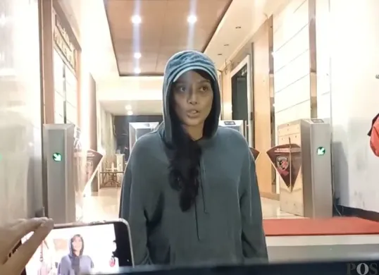 Artis Erika Carlina mendatangi Direktorat Reserse Kriminal Umum (Ditreskrimum) Polda Metro Jaya seorang diri tanpa pendamping pada Kamis, 24 Juli 2025 malam WIB. (Sumber: Poskota/Ali Mansur)