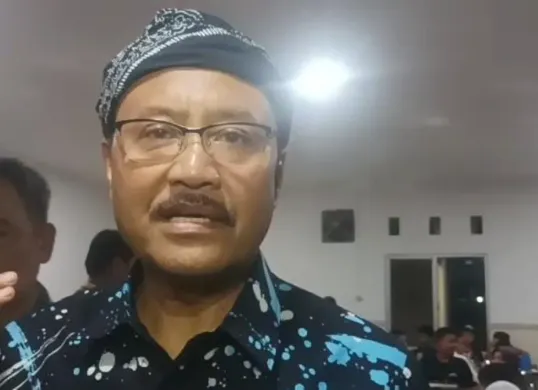 Menteri Sosial (Mensos) Saifullah Yusuf atau Gus Ipul saat meninjau Sekolah Rakyat Menengah Pertama 10 di Sentra Terpadu Inten Soeweno, Kabupaten Bogor, pada Kamis malam, 24 Juli 2025. (Sumber: Istimewa)