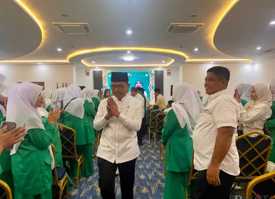 Wali Kota Tangerang, Sachrudin, disambut hangat oleh peserta saat menghadiri pelantikan Pengurus NU Kota Tangerang masa khidmah 2025–2030 di Asrama Haji Grand El Hajj, Cipondoh, Jumat, 25 Juli 2025. (Sumber: Poskota/Primayanti Juli Kumala Manalu)
