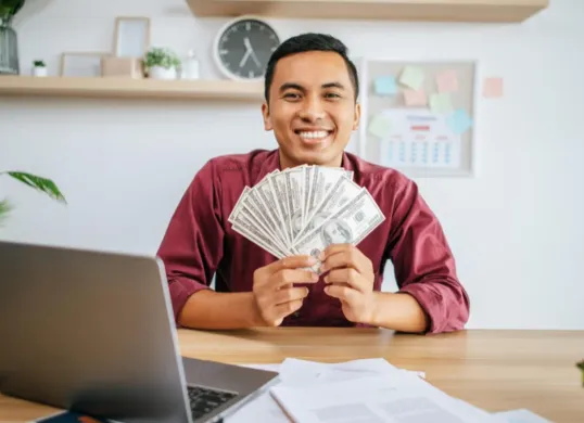 Ilustrasi membangun passive income untuk mencapai kebebasan finansial. (Sumber: Freepik/Jcomp)