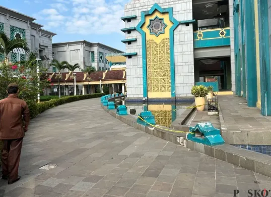 Lokasi remaja tewas terjatuh dari lantai 3 Masjid JIC di Koja, Jakarta Utara, Jumat, 25 Juli 2025. (Sumber: Poskota/Pandi Ramedhan)
