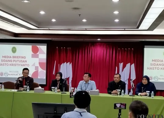 Ketua PN Jakarta Pusat Husnul Khotimah bersama juru bicaranya saat breafing dengan sejumlah wartawan jelang putusan kasus Hasto. (Sumber: Poskota/Ramot Sormin)
