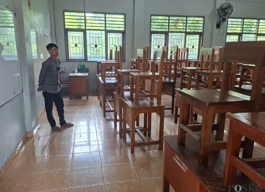Humas SMAN 5 Kota Depok, Yasin menunjukkan ruang kelas yang diisi 50 siswa, Perumahan Bukit Riveria, Kelurahan Bedahan, Kecamatan Sawangan, Kota Depok, Jumat, 25 Juli 2025. (Sumber: Poskota/Angga Pahlevi)