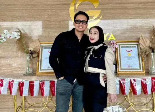 Suami dr Reza Gladys, Attaubah Mufid mendadak jadi sorotan publik setelah kehadirannya di ruang sidang kasus Nikita Mirzani. (Sumber: Instagram/@attaubah.mufid)