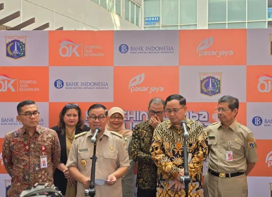 Gubernur Jakarta Pramono Anung bersama Bank Jakarta di Pasar Mayestyk, Kebayoran Baru, Jakarta Selatan, kemarin. (Sumber: Dok. Bank Jakarta)