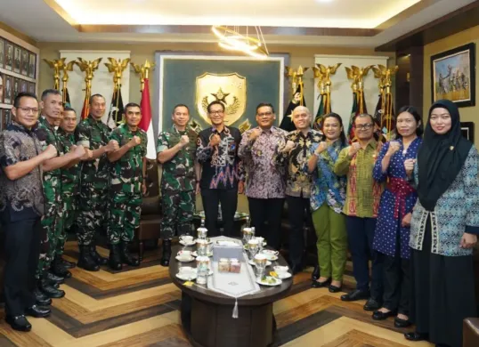 Panglima Kodam Jaya, Mayor Jenderal TNI Deddy Suryadi bersama jajaran berfoto bersama GM PLN UID Jakarta Raya, Mochammad Andy Adchaminoerdin dan ajajaran usai audiensi di Makodam Jaya. (Sumber: Dok. PLN UID Jakarta Raya)