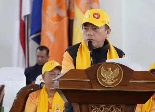 Gubernur Jambi, Al Haris diduga tertidur saat Presiden Prabowo Subianto berpidato. (Sumber: Instagarm/@alharisjambi)