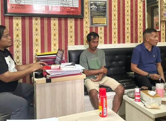 Tampang tersangka Jaenudin (tengah) yang diduga menghamili anak kandungnya saat dimintai keterangan. (Sumber: Polres Serang)