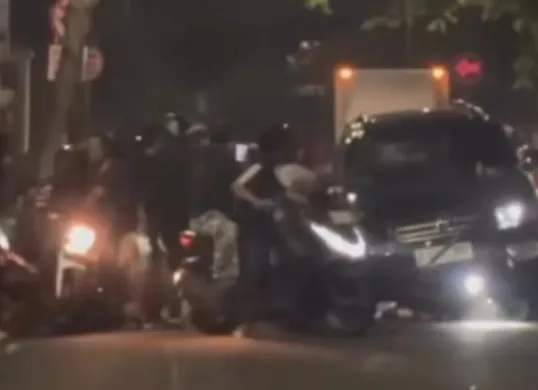 Kecelakaan mobil fortuner tabrak mobil tangki air di Jalan Raya Kapuk, Cengkareng, Jakarta Barat, Sabtu, 26 Juli 2025 dini hari. (Sumber: Instagram/warga.jakbar)