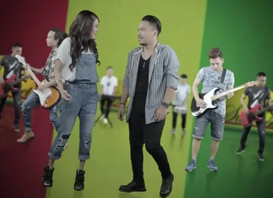 Lirik lagu And I Hope dari Sunset yang pernah populer. (Sumber: YouTube/SunsetJKTVEVO)