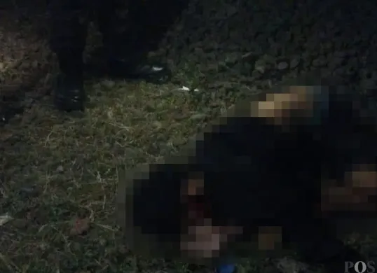 Pengendara motor tertabrak KRL di perlintasan kereta tanpa palang di Kelurahan Pondok Cina, Kecamatan Beji, Kota Depok, Sabtu malam, 26 Juli 2025. (Sumber: POSKOTA | Foto: Angga Pahlevi)