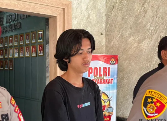 Pelaku getok parkir Rp20.000 terhadap pengendara roda dua di kawasan Bunderan HI, Jakarta Pusat, ditangkap. (Sumber: Poskota/Pandi Ramedhan)