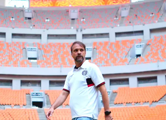 Potret pelatih Persija Jakarta, Mauricio Souza yang menyebutkan laga melawan Arema FC sebagai fondasi menjelang Super League 2025/2026. (Sumber: Persija)