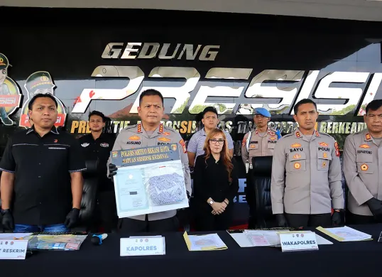 Kapolres Metro Bekasi Kota, Kombes Kusumo Wahyu Bintoro (kedua dari kiri) menunjukkan barang bukti kasus pencabulan ayah kepada anak kandungnya. (Sumber: Dok Polres Bekasi Kota)